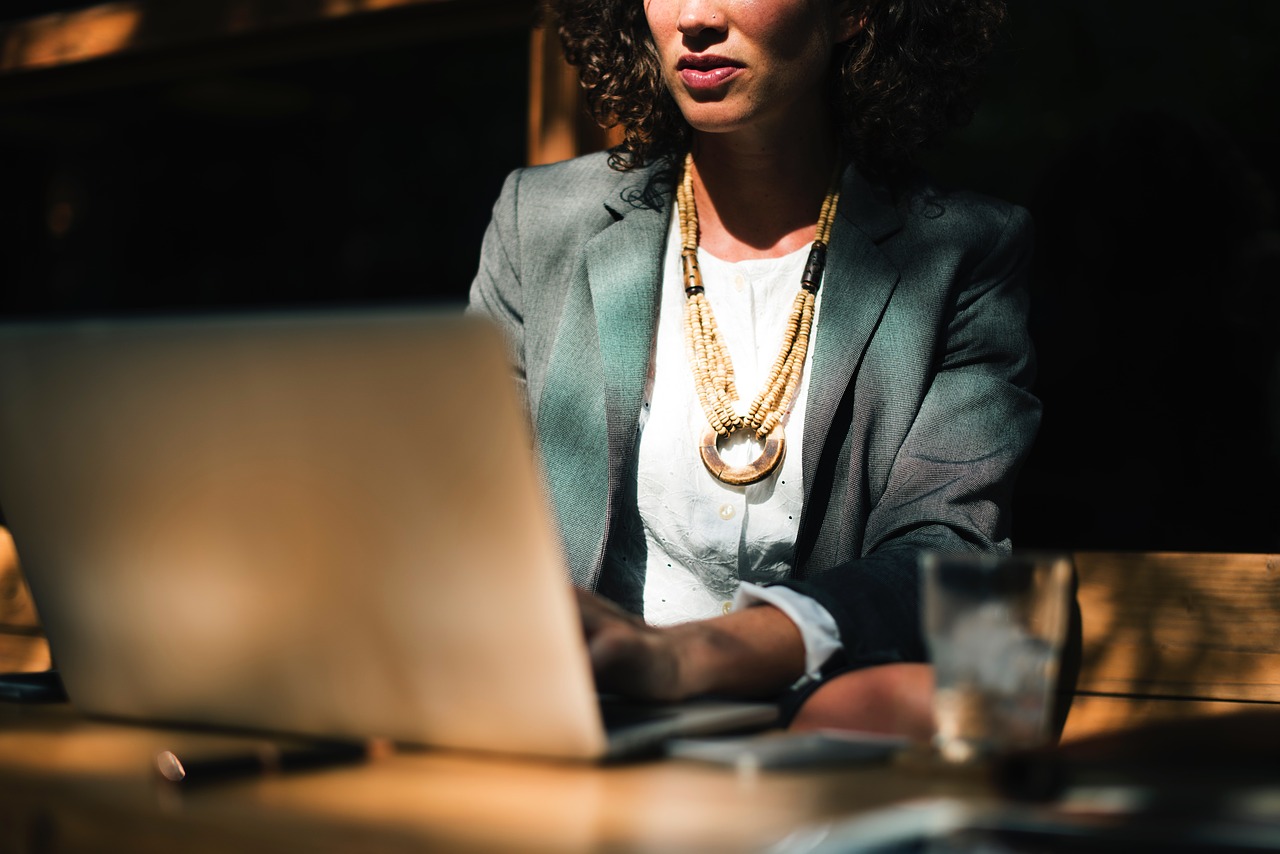 mujer-trabajando-oficina-sentada